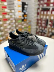 240 adidas(アディダス) オリジナル スニーカーズ スニーカー 黒 オリーブ IG4646