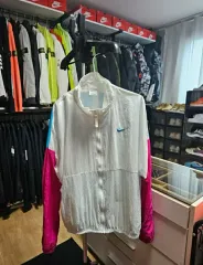 Nike(ナイキ） バックプリント ビッグロゴ ウインドブレーカージャケット（男女兼用）新品