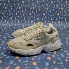 アディダス ファルコン 白 レディーススニーカー 23センチ