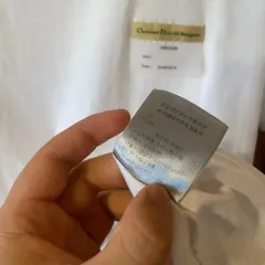 DIOR(ディオール) ゴールド ロゴ 半袖 Tシャツ 出品