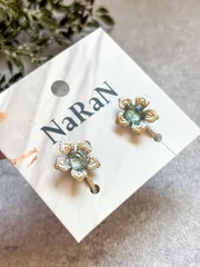 656≫ 【1点もの】波の贈り物：シーグラスを添えたシルバーフラワーイヤリング（ネジバネ式）