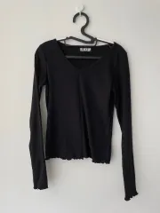 BLACKUP(ブラックアップ) Vネック フリル Tシャツ ZIGZAG(ジグザグ) ably(エイブリー)