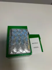 ボッテガ・ヴェネタ 二つ折り財布 シルバー カラー 出品