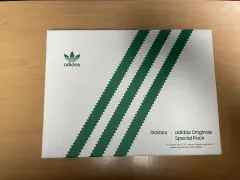 アディダス グリーンカラー 正規品 ポーチ 新品