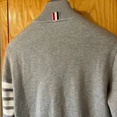 Thom Browne(トム・ブラウン) 斜線 袖ストライプ グレー ボンバー ジャケット 出品