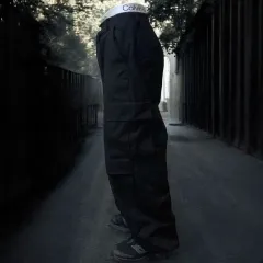 後ろに隠れている 黒 マルチポケット ワイド カーゴパンツ