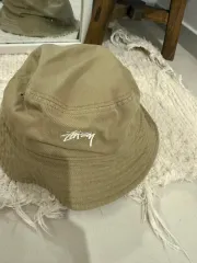 STUSSY(ステューシー) バケットハット (カーキ) 周長 60
