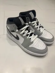 ナイキ ジョーダン 1 ミッド ライト スモーク