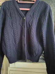 ケーブル編みニットカーディガンです。快適に着るのに良好です。