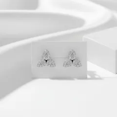 04❤︎24時間以内発送/全品2,000円以下❤︎【上品＆高見え】イヤリング  ジルコニア　luminous petal 花びら　花　キラキラ　ビジュー　フラワー　シンプル クローバー　シルバー　通勤　結婚式　高級　パーティー　セレモニー　痛くない　フォーマル