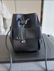 ブラックバケットバッグ