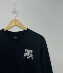 アンダーアーマー スペル UA ライバル フレンチテリー グラフィック ロング スリーブ 長袖 Tシャツ