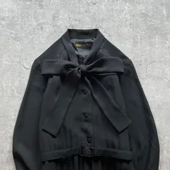 ブラック無地 ビッグリボン襟 ウエストベルト付き プリーツロングワンピース 長袖フォーマル調