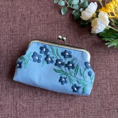青い小花＊花刺繍がま口ポーチ╱ハンドメイド