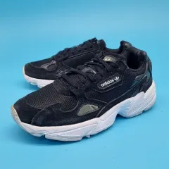 アディダス ファルコン レディーススニーカー 23センチ