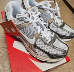 （275/US9 5）（新品）ナイキ ズーム ボメロ 5 メタリック シルバー GOLD