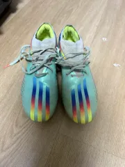 アディダスサッカーシューズが販売されています