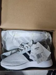 アディダス スニーカー