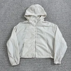 白 ウィンドブレーカー