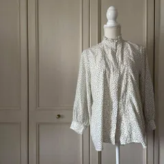 55 テチチ Techichi ドット 水玉 ブラウス シャツ トップス お呼ばれ　デート　オフィスカジュアル　食事会　長袖　スタンドカラー　刺繍　フリル 可愛い　ホワイト オフホワイト アイボリー 白 シロ　黒 ブラック BLACK クロ くろ