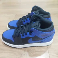 NIKE(ナイキ) 若者 エア ジョーダン 1 ミッド スニーカー 早急に処分します