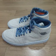 NIKE(ナイキ) レディース エア ジョーダン 1 ミッド スニーカー 早急に処分します