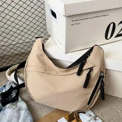 タッセル付き　シンプルナイロンショルダーバッグ　 ハーフムーン　 カーキ