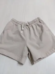 ベージュ色のハーフパンツです。快適な着用感で良好です。