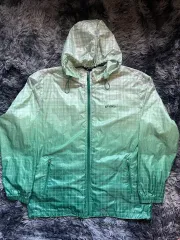アシックス グラデーション グリーン ウィンドブレーカー
