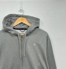 Nike(ナイキ） サーマフィット スウッシュ グレー フル フード付き ジップアップパーカー