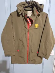 キッズ フード ウィンドブレーカー カーキ 140 (10-11歳)