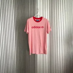 アディダスのTシャツ