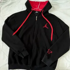 実物写真 O ) ジョーダン 黒 赤 エアー 23 裏起毛 ジップアップパーカー フード付き 販売しています