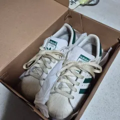 アディダス スニーカー