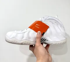 (260/US8)(新品)ナイキ スニーカー エア フォームポジット ワン トリプル 白