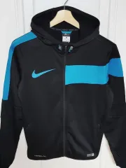 Nike(ナイキ） サーマフィット フットボール フード付き ジップアップパーカー ブラック/ブルー