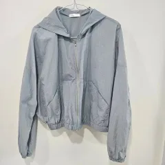 シャカシャカ素材ウィンドブレーカー