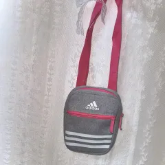 アディダス グレー ピンク 3本線 ミニ クロスバック ライトグレー バッグ ピンク グレー