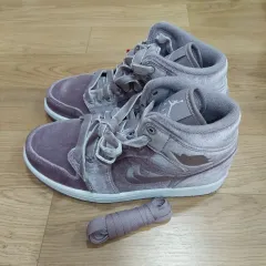 新品 NIKE(ナイキ) レディース ジョーダン ミッド スニーカー 手っ取り早い処分です 売ってますよ^^
