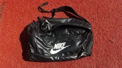 ナイキ ブラック ダッフルバッグ