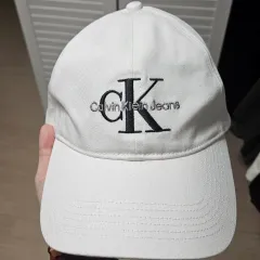 着用画像 Calvin Klein カルバ・ンクライン ロゴ ベースボールキャップ 白