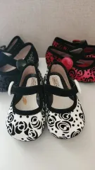 トムズ 離乳する フラットシューズ 花柄 (ホワイト/ブラック/レッド) 130mm