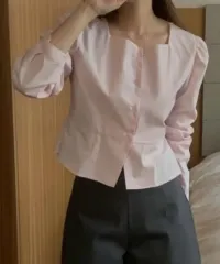 新品 スクエアネック ボタン シャーリング ブラウス