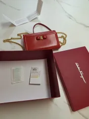 FERRAGAMO フェラガモ ヴァラ チェーンバッグ