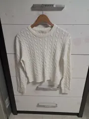 ケーブル編みニット