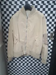 緩やかなカーブ ベージュ ブルゾン ジャケット