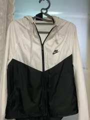 NIKE(ナイキ) ウィンドブレーカー ホワイト/ブラック ジップアップパーカー フード付き