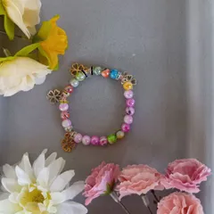 ハンドメイド／カラフルビーズブレスレット／チャーム付き