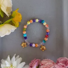 ハンドメイド／カラフルビーズブレスレット／フラワーチャーム付き