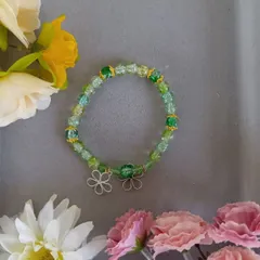 ハンドメイド／グリーンビーズブレスレット／フラワーチャーム付き